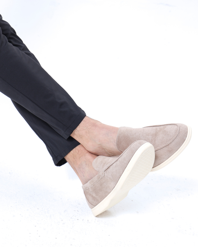 Oud geld suede loafers